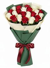 Букет Микс из красных и белых роз в Днепровской
