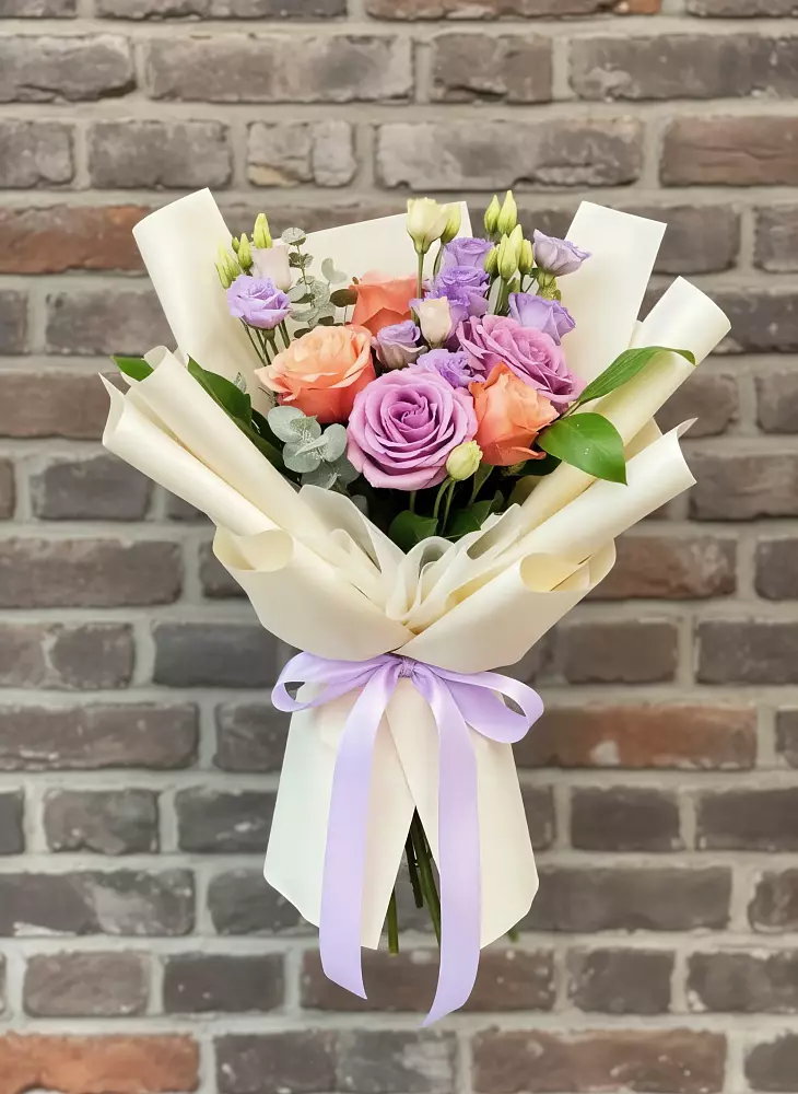 Букет цветов из: Лизиантусы и Розы в Днепровской