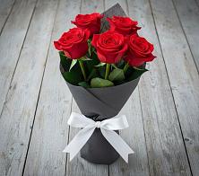 Букет 5 Красных роз Эдлесс Лав в Днепровской