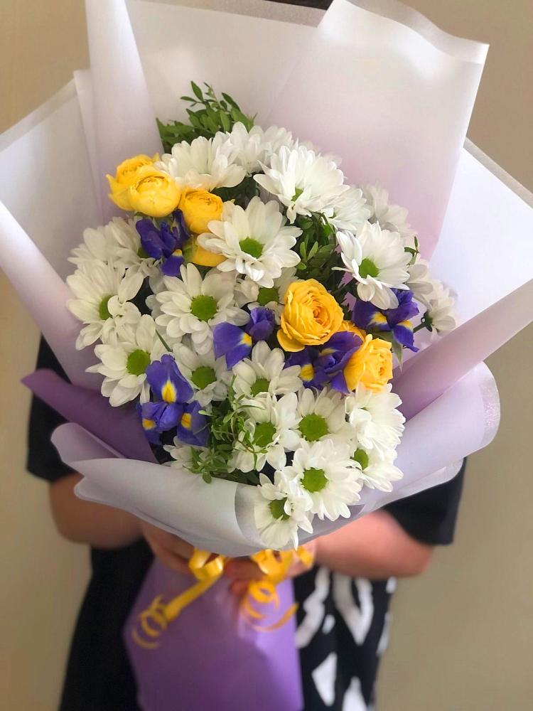 Букет цветов из: Ирисы, Хризантемы и Розы в Днепровской