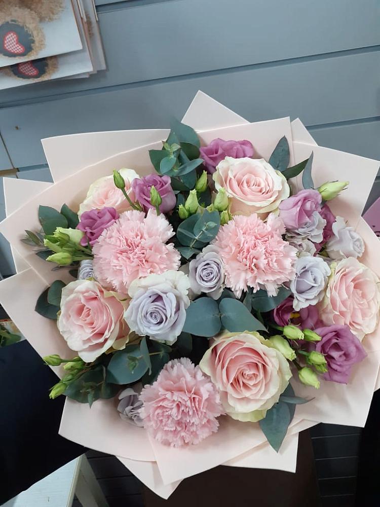 Букет цветов из: Розы, Гвоздики и Лизиантусы в Днепровской